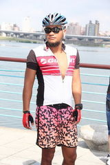 组图：张震岳抛颓废风走运动路线 骑单车环岛