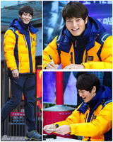 组图：朱元出席签名会 黄色羽绒服生机勃勃