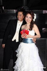 组图：香港演员姚乐怡穿婚纱公布结婚喜讯