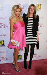 幻灯图集：帕丽斯-希尔顿携男友亮相 车中亲昵