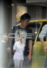 组图：窦骁购豪车 冯绍峰陪同当参谋