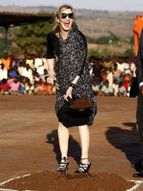 幻灯：希尔顿为男友庆生  贝克汉姆庆祝胜利