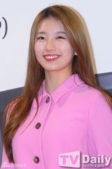 组图：miss A秀智办粉丝会粉风衣红唇抢眼