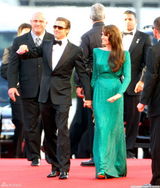 高清图：朱莉闪片绿裙华丽 皮特墨镜遮面耍个性