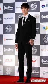 组图：刘延锡阳光帅气亮相釜山闭幕红毯