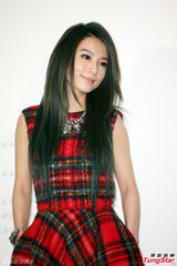 组图：Hebe裸背英伦裙宣传新碟 性感与知性结合