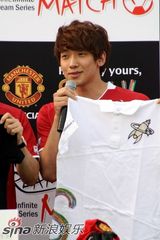 幻灯图集：Rain和曼联选手参加青少年慈善足球活动