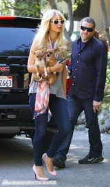 组图：帕丽斯-希尔顿怀揣两爱犬心花怒放玩得欢 