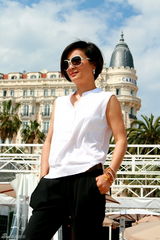 幻灯图集：李玲玉戛纳海滩写真展“甜歌皇后”风采