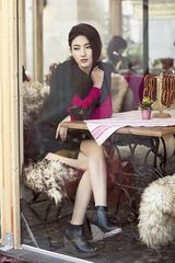 高清图：王丽坤圣诞街拍布拉格街头变红衣丽人 