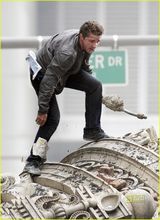 幻灯图集：《变形金刚3》热拍 主演拉博夫上下翻飞