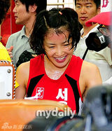组图：韩女演员李诗英参加女子拳击比赛获胜