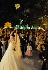 高清组图：高蓓蓓金秋十月完婚 草坪婚礼温馨浪漫