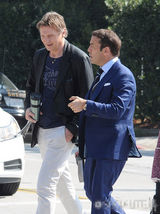 组图：利亚姆-尼森洛城拍电影 与搭档相谈甚欢