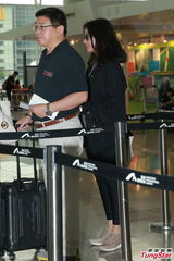 组图：赌王四太梁安琪离港避风 钟楚红素颜亮相