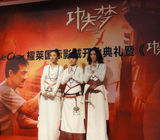 组图：阿佳组合民族星范儿 新碟启用彩虹造型