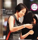 组图：孝顺女梁咏琪扫货 豪掷2万买项链送母亲