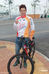 组图：邓兆尊兄妹参与单车赛 毛舜筠将再拍喜剧