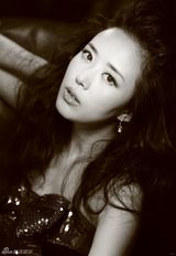 高清图：颜丹晨演绎时尚黑白复古写真 玩转时光倒影