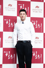 独家高清：金喜爱刘亚仁《密会》发布深情对视