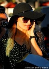 组图：帕里斯-希尔顿潮店扫货毫不惜金