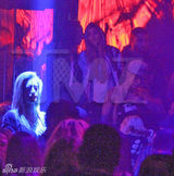 组图：比伯被捕前派对照曝光 裸上身与嫩模狂欢