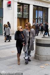 组图：滨崎步与新欢巴黎购物亲密依偎