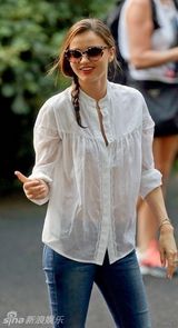 组图：米兰达可儿抱娃玩滑梯荡秋千母爱泛滥