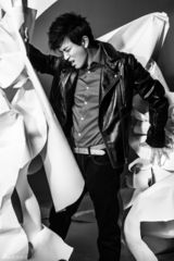 组图：陈晓东冷美男惹火写真玉腿横陈