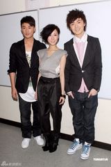 幻灯图：林峰唱歌演戏两不误 官恩娜推新歌人气增