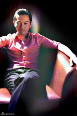 高清组图：苏有朋沙发上拍成熟写真 彰显男人味