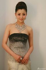 幻灯图：殷桃优雅亮相 两款别致礼服显古典贵气