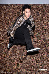 幻灯图：周汤豪豹纹装扮拍摄宣传照 称受妈妈影响