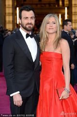 组图：安妮斯顿红裙大气 和男友贾斯汀秀恩爱