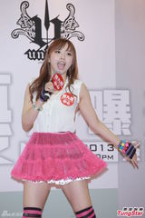 组图：女优冲田杏梨投保1亿护L奶 露深长事业线