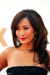 组图：艾美奖红毯 凯莉-安-爱娜巴黑色裹胸裙