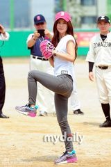 组图：韩星安在旭洪秀雅等参加明星棒球大赛