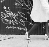 组图：碧昂斯蕾丝遮乳性感 自摸私处表情享受