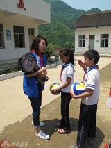 幻灯图：闫妮远赴山区 探访希望小学担任支教老师 