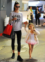 组图：超模安布罗休带女上课 萌娃穿芭蕾裙陶醉