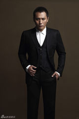 组图：刘烨温暖暗色系写真 厚重感散发人文气息