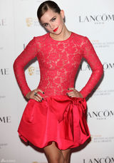 高清组图：艾玛-沃特森蕾丝红裙亮相红唇娇艳