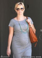 组图：威瑟斯彭身怀六甲显孕味 墨镜出街气场十足