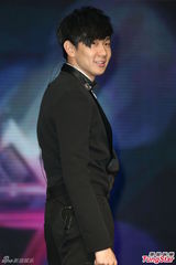 组图：林俊杰西装绅士献唱 自曝已一年未接吻