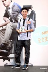 高清组图：关楚耀香港发新碟 现场清唱展唱功