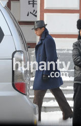 组图：吴奇隆再演时髦军人 雪中拍戏引众人围观