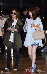 组图：Kara便装赴日 姜智英美颜具荷拉掩面