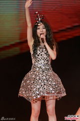 组图：S.H.E合体香港开唱 Selina感触落泪