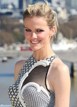 组图：超模布鲁克林-戴可儿亮相《战舰》发布会