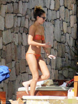 杰西卡-阿尔芭携女度假 穿比基尼当众调胸(图)